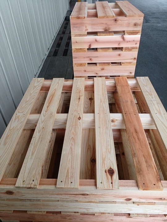 出荷前の木製パレット