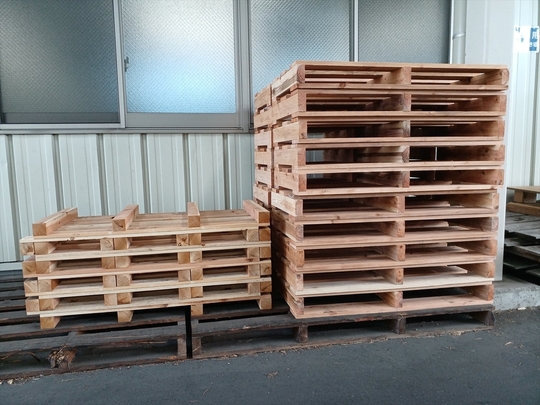 出荷前の木製パレット