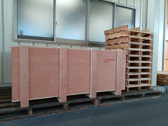 出荷待ちの木製パレットと木箱