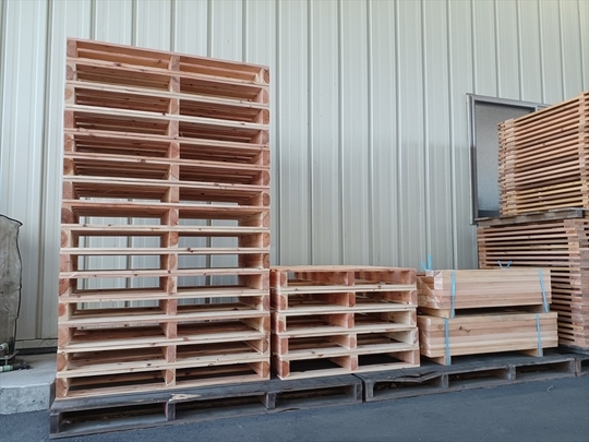 出荷前の木製パレット