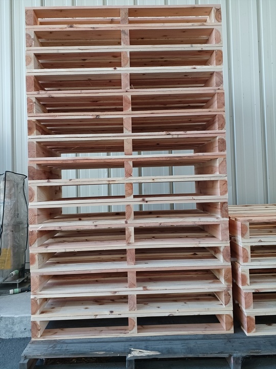 出荷前の木製パレット